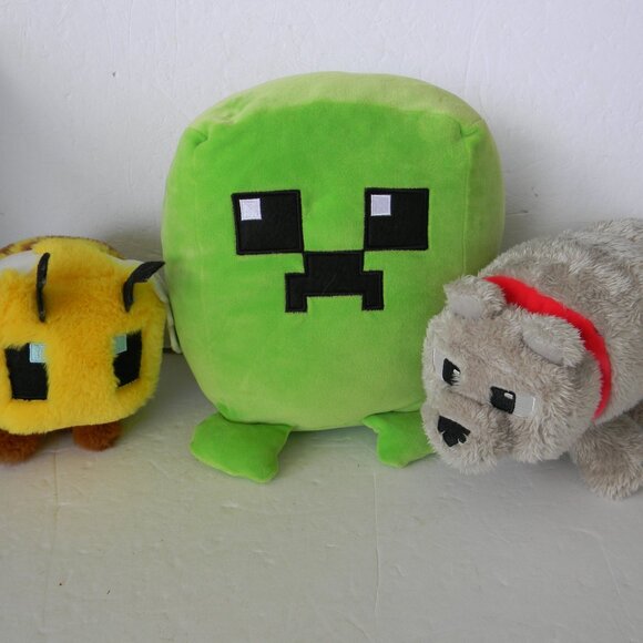 Minecraft Other - MINECRAFT LOT OF 3 PLUSH STUFFED ANIMALS CREEPER BEE DENNIS WOLF